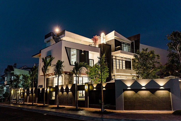 Quốc Trường tốn khoảng 25 tỷ đồng cho toàn bộ việc xây dựng căn nhà, trong đó hết 10 tỷ là cho phần thiết kế nội thất. Mỗi một không gian sẽ có phong cách thiết kế khác nhau. Riêng phòng khách chiếm diện tích khá rộng. Không gian chung này có phong cách hiện đại, nổi bật với bộ sofa trắng đen sang trọng và nhiều tranh ảnh trang trí. Biệt thự của Quốc Trường có tất cả là 7 phòng ngủ với gam màu chủ đạo là xám và trắng. Phòng khách cũng rất sang trọng với bộ sofa 2 màu.