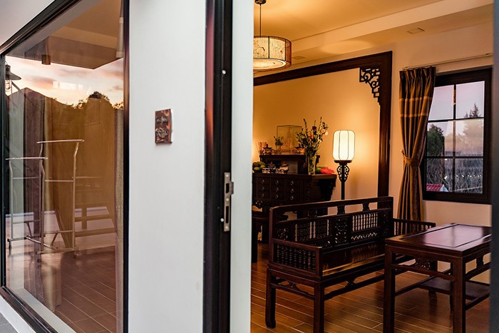 Một không gian quan trọng khác trong căn hộ của anh là phòng thờ. Căn phòng được thiết kế với tông màu trầm khá trang nghiêm, nội thất chủ yếu làm bằng gỗ.