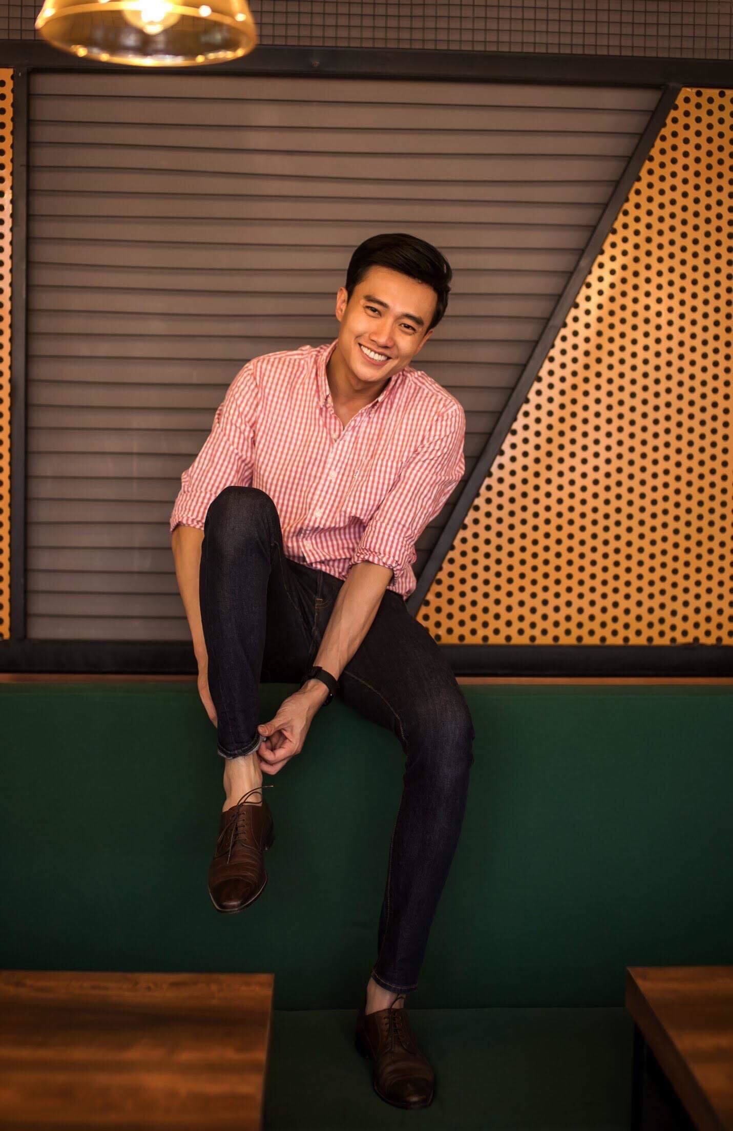 Trong Về nhà đi con, Quốc Trường vào vai Vũ - 1 chàng thiếu gia giàu có, có tài kinh doanh. Ngoài đời, anh cũng là 1 đại gia tự thân với khối tài sản 