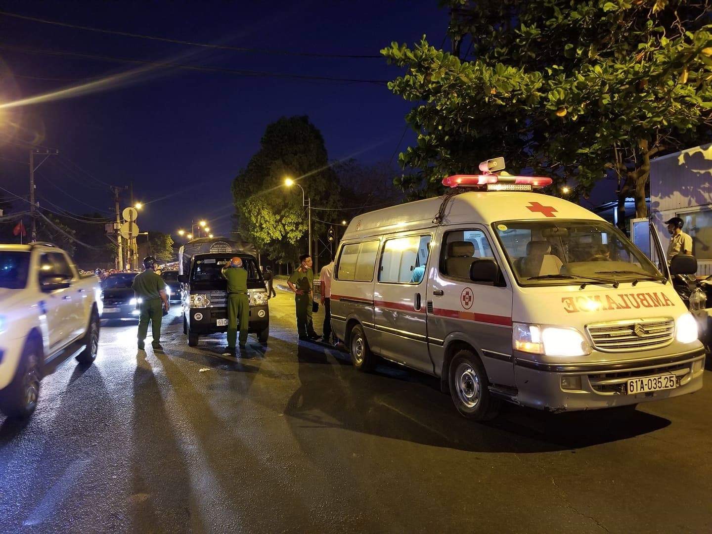 Thi thể nạn nhân được đưa về nhà xác để điều tra làm rõ nguyên nhân.