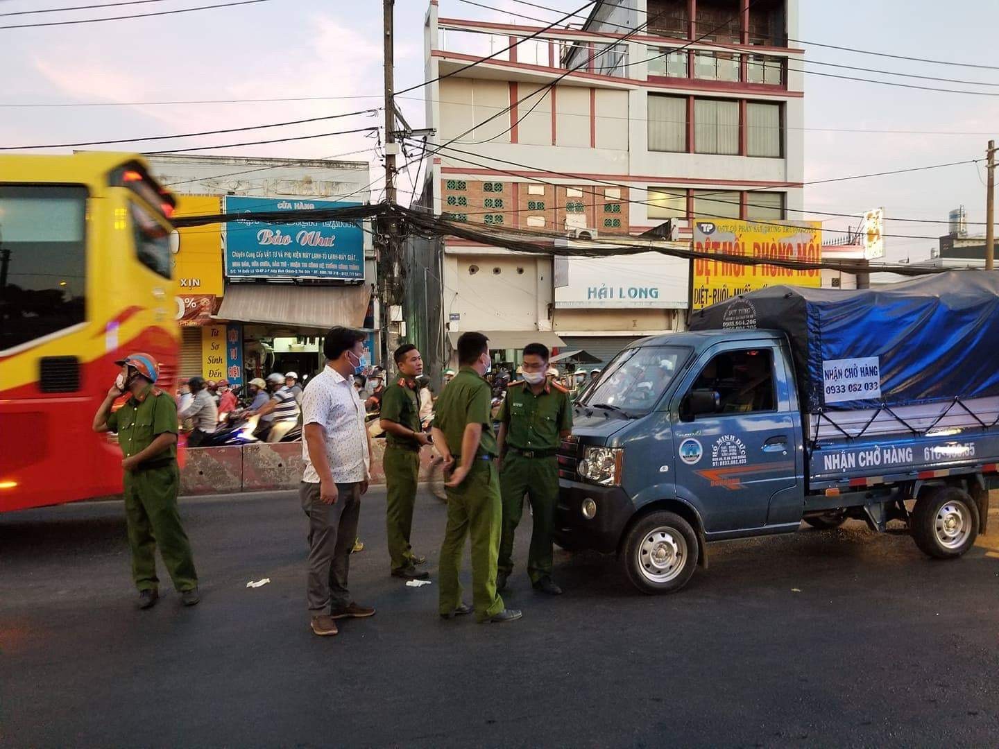 Chiếc xe tải nằm giữa đường và tài xế gục chết trên cabin.