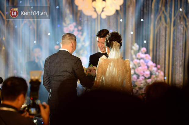 Khoảnh khắc bố cô dâu trao con gái cho chàng rể hiền