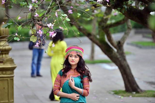 Sắc tím của hoa ban thu hút những bộ trang phục đậm chất Tây Bắc.