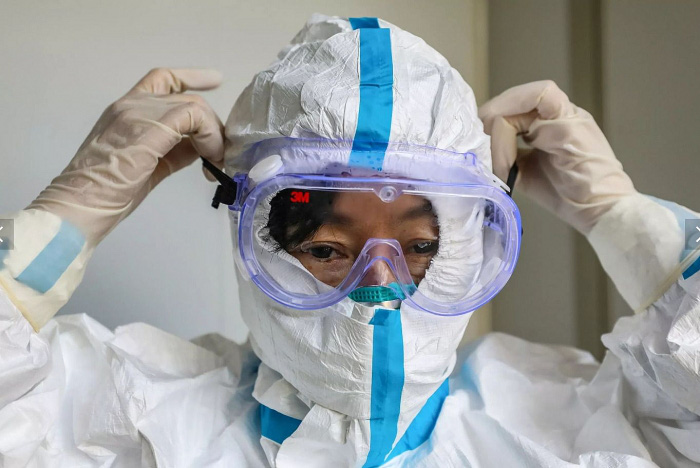 Vị bác sĩ đeo cặp kính bảo vệ trước khi vào khu cách ly tại một bệnh viện ở Vũ Hán. (Nguồn: Getty)