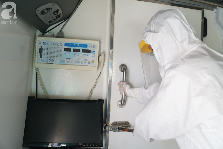 Trên xe có đầy đủ thiết bị như máy chụp X-quang, Siêu âm di động...