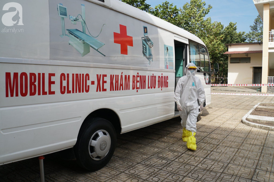 Xe chuyển bệnh nhân của bệnh viện dã chiến.