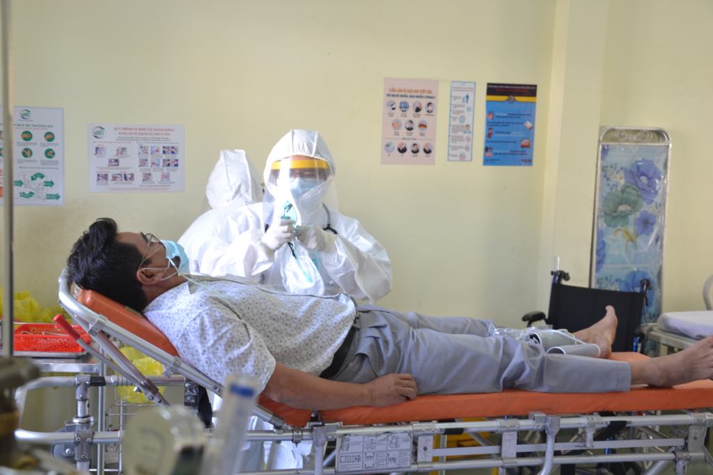 Bác sĩ theo dõi và điều trị cho bệnh nhân tại bệnh viện