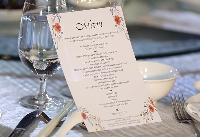 Thực đơn trong tiệc cưới buổi chiều tối 9/2 tại một khách sạn sang trọng ở Hà Nội.