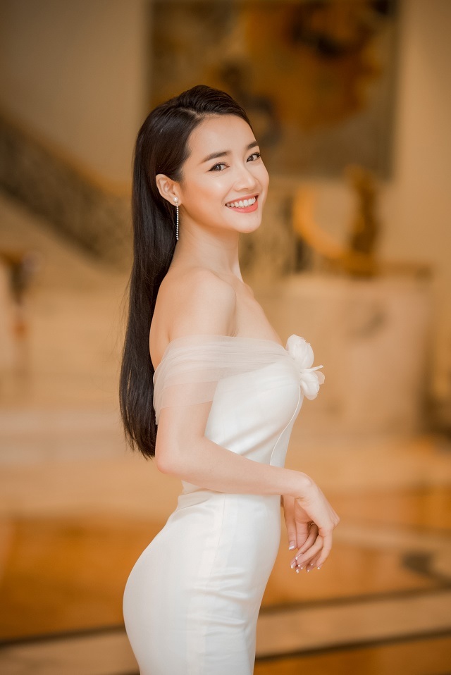 Không gặp nhiều khó khăn để giảm cân sau sinh, trái lại, Nhã Phương còn khiến người hâm mộ lo uá gầy gò khi tụt đến 15 kg. Tuy nhiên, diễn viên không cho rằng mình quá gầy vì cô đang trong mức cân nặng mong muốn. Sau khi sút cân, Nhã Phương nỗ lực tập luyện, kết hợp chế độ ăn để giữ dáng. Ông xã Trường Giang luôn bên cạnh, ủng hộ vợ để cô không stress. Bên cạnh đó, anh cũng gợi ý những món ăn cho vợ để có dáng và da đẹp.