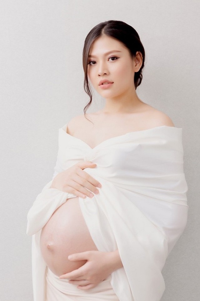 Mỹ nhân The Face cũng từng có hành trình giảm cân ngoạn mục sau lần sinh nở đầu tiên. Khi mang bầu, Chúng Huyền Thanh không ăn kiêng mà tập trung ăn để đủ dinh dưỡng cho em bé. Chính vì vậy, cô tăng cân rất nhanh, lên từ 54kg thành 74kg, tăng tổng cộng đến 20kg.