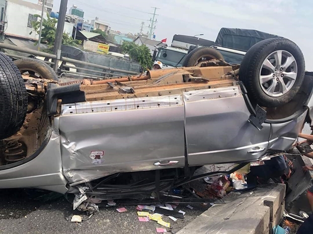 Chiếc ô tô lật ngửa, biến dạng. (Ảnh: NP/Bảo vệ Pháp luật)
