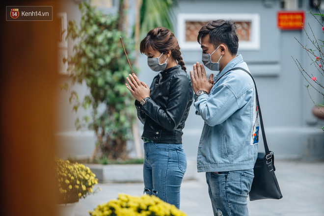 Hầu hết các bạn trẻ đến chùa đều đeo khẩu trang để phòng ngừa lây lan dịch bệnh.