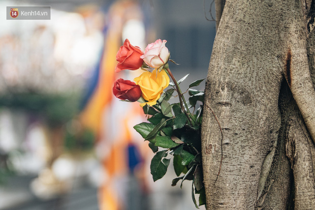 Tương truyền, hoa hồng sẽ được đặt lại chùa sau khi làm lễ. Vạn sự tùy duyên, đủ duyên sẽ gặp được duyên lành.