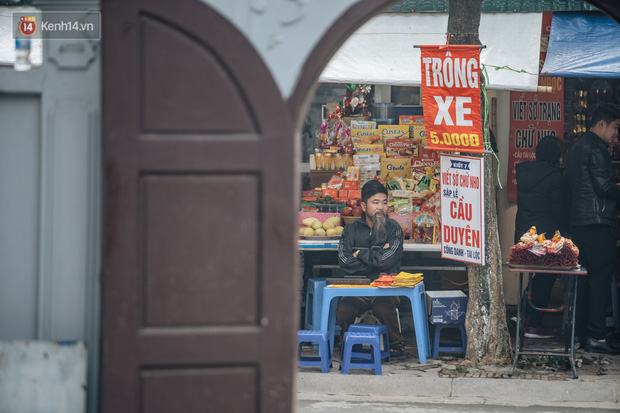 Đối diện cổng chùa là dãy hàng bán hương vàng kèm hoa hồng, đặc biệt là 