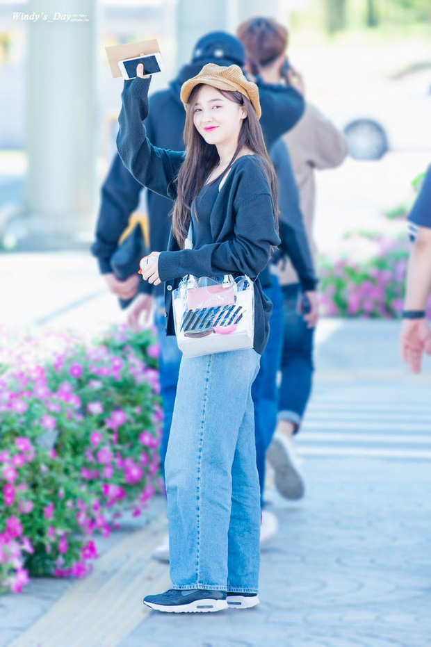 So với những chiếc quần skinny lỗi mốt hay chân váy ngắn làm lộ nhược điểm đôi chân thì quần ống rộng tỏ ra hữu hiệu trong việc giúp Nancy toát lên vẻ trẻ trung, hợp mốt, đồng thời làm body thon hơn đáng kể.