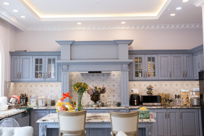 Không gian được thiết kế không quá cầu kỳ nhưng vẫn toát lên vẻ sang trọng, hiện đại.