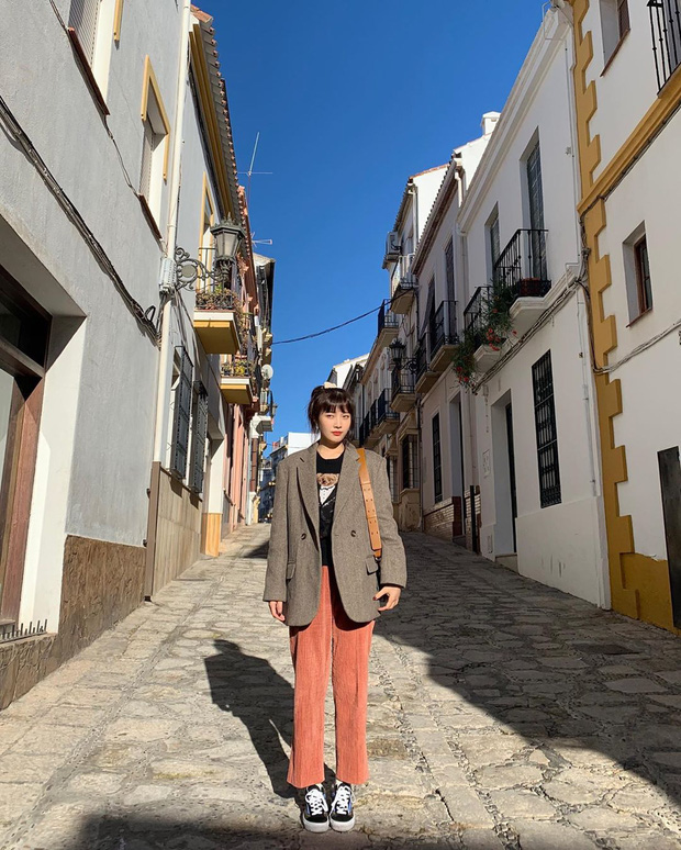 Idol nhà SM không bỏ sót quần nhung ống rộng và mix chúng với áo phông, blazer thanh lịch đẹp hết sức!