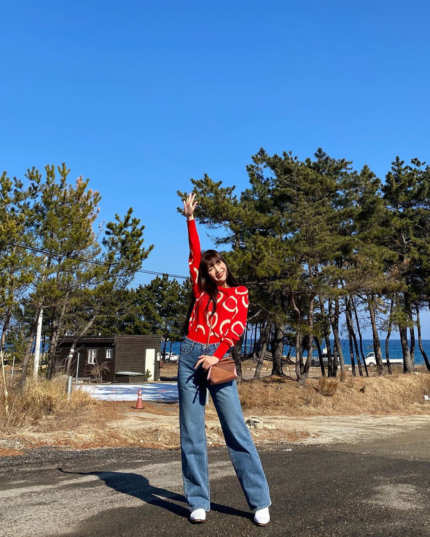 Không chỉ có Nancy, mỹ nhân Red Velvet - Joy cũng ưa thích quần jeans ống rộng. Lý do hẳn đã quá rõ ràng: Joy trông cao, cân đối và sành điệu hơn khi diện item đang làm mưa làm gió.