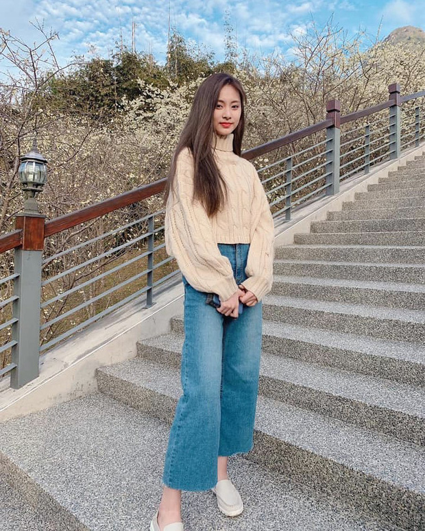 Có thể nhiều người sẽ lấy làm tiếc cho Tzuyu vì cô nàng cái gì cũng hoàn hảo, trừ đôi chân. Nhưng khi diện quần ống rộng rồi thì chẳng còn ai có thể chê bai thành viên nhóm Twice nữa vì bao nhiêu khuyết điểm liền 