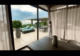 Căn biệt thự được xây dựng trên triền đồi, có thiết kế mở tạo cảm giác gần gũi với thiên nhiên. Ngoài ra căn biệt thự còn có view hướng thẳng ra biển vô cùng đẹp mắt.