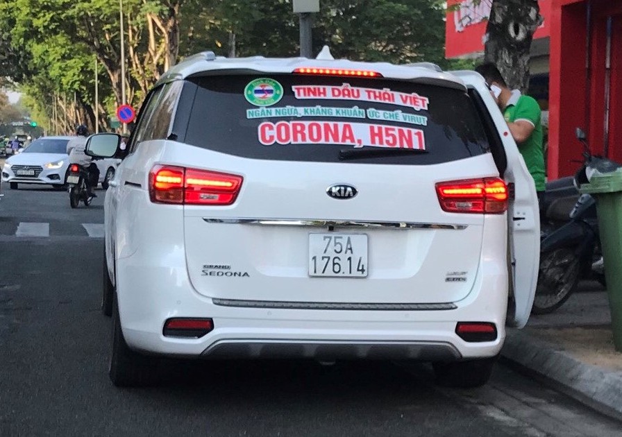 Chiếc xe ô tô dán quảng cáo với nội dung không đúng sự thật chạy trên đường phố được người dân chụp lại.