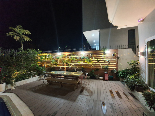 Khu vườn treo được thiết kế để có thể tổ chức tiệc cũng như thư giãn.