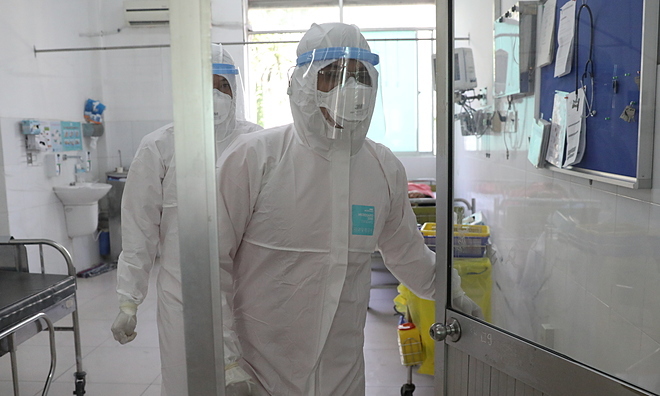 Nhân viên y tế mặc đồ phòng hộ khi tiếp xúc bệnh nhân nCoV. Ảnh: Hữu Khoa.