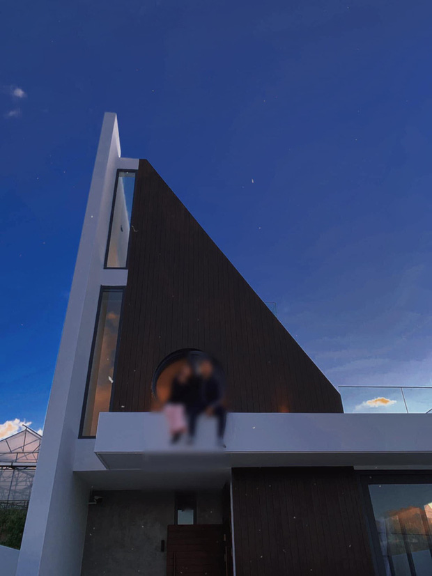 Hình ảnh được cho là căn biệt thự đang chuẩn bị hoàn thành của Tóc Tiên và bạn trai, cũng là nơi diễn ra đám cưới.