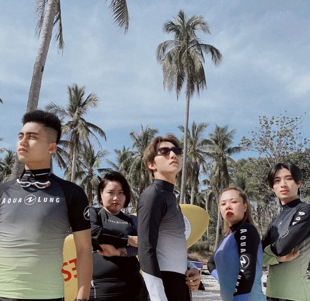 Nam nghệ sĩ đi du lịch cùng hội bạn thân và em trai.