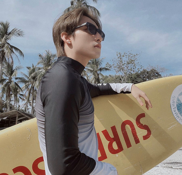 Sơn Tùng M-TP đi biển nhưng quyết không để lộ body sau thời gian miệt mài tập luyện.