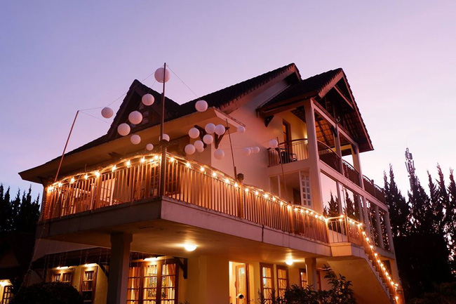  Biệt thự cưới bao gồm 7 phòng ngủ có thể ngắm cảnh vườn và hồ Xuân Hương, ban công với cửa kính bao quanh để thư giãn ngắm cảnh và khu vườn với hoa cỏ tươi mát mang lại cảm giác yên bình.