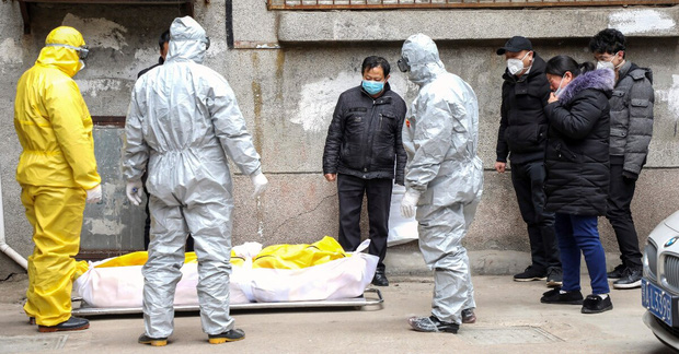 Nhân viên nhà tang lễ tại Vũ Hán di chuyển thi thể người nhiễm virus Covid-19 (Ảnh: AP)