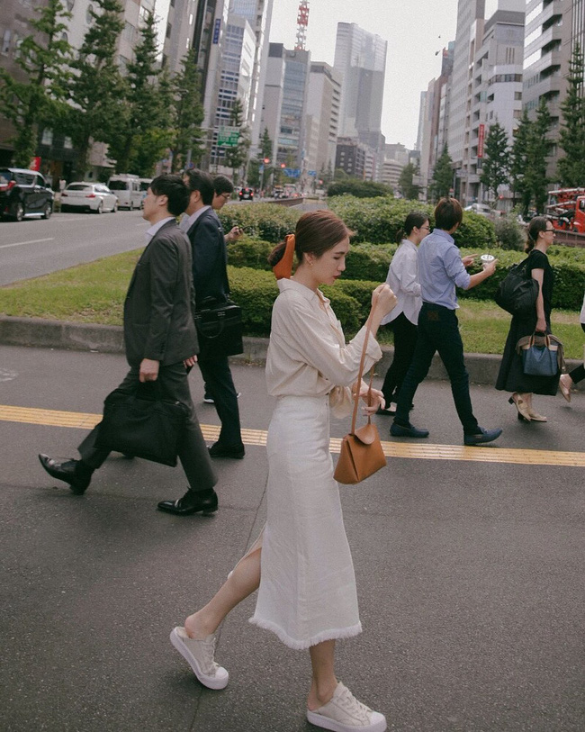 Set đồ này ghi điểm ở nét thanh lịch, trang nhã nhưng cũng rất mực trẻ trung, phần nhiều là nhờ chiếc chân váy denim cùng đôi sneakers trắng.