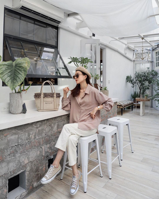 Dù rất đơn giản nhưng bộ đôi áo sơ mi màu be + quần ống rộng trắng vẫn thu hút ánh nhìn bởi nét trang nhã, trong trẻo. Tổng thể trang phục càng thêm phần trendy khi được kết lại bằng đôi sneakers màu be.