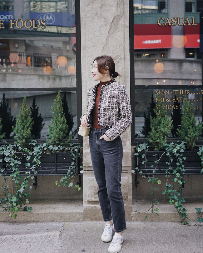Giày sneakers trắng không hề lệch pha với vẻ quý phái, sang trọng của áo khoác vải tweed, đã vậy còn giúp set đồ thêm trẻ trung nhưng không mất đi vẻ thanh lịch.