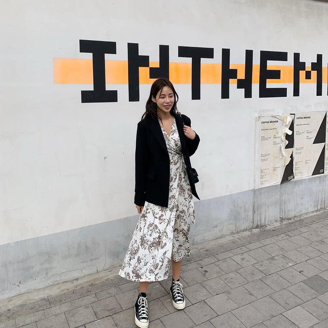 Giày sneakers lý tưởng để diện với cả váy vóc bánh bèo, và tăng thêm độ chất cho chủ nhân.