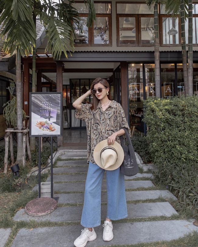Nếu mix bộ đôi áo sơ mi họa tiết + quần ống rộng với sandals hay dép lê thay vì giày sneakers trắng, set đồ này đã không thể trẻ trung, thú vị và sành điệu đến thế!
