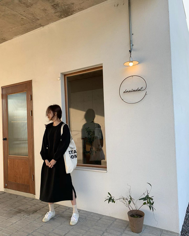 Giày sneakers chính là điểm sáng giúp chủ nhân dù chỉ diện váy đen tuyền, tối sầm nhưng vẫn toát lên nét sành điệu, phóng khoáng.