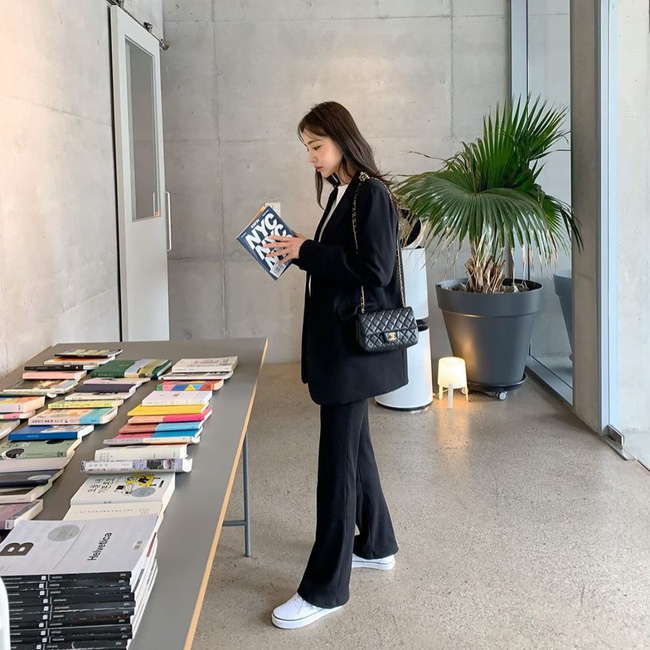 Nếu lo bộ suit sẽ khiến vẻ ngoài của bạn đứng đắn quá hóa già nua, hãy đi một đôi sneakers tối giản, tổng thể sẽ rất trẻ trung, phong cách.