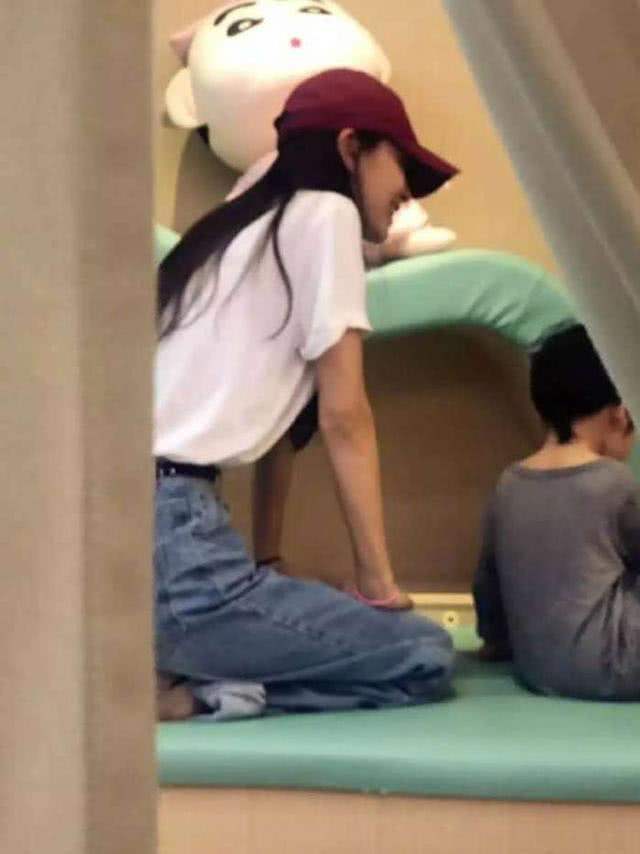 Angela Baby thường xuyên ở bên Tiểu Bọt Biển, đưa con đi chơi, vui đùa cùng con.