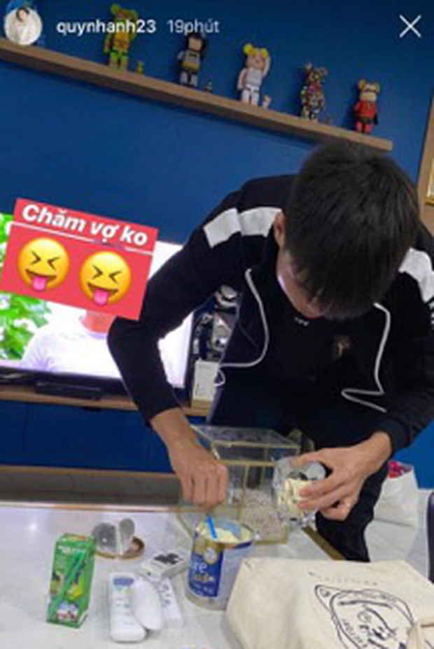 Quỳnh Anh hạnh phúc khi được chồng chăm sóc.