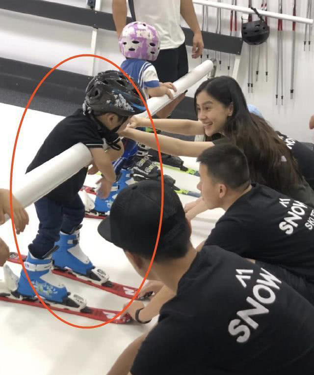 Bà xã Huỳnh Hiểu Minh tiết lộ, Tiểu Bọt Biển là một cậu bé ấm áp và rất yêu mẹ.