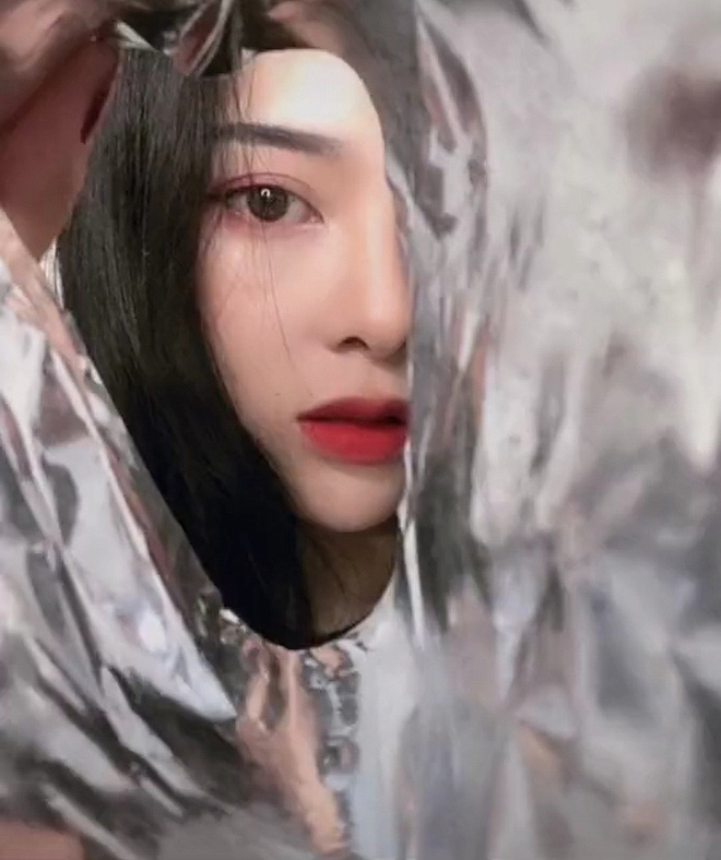 Đúng thật là với trình độ sống ảo siêu nghề của cư dân mạng thì mọi thứ đều có thể, chỉ với một tấm giấy bạc là ra ngay bức ảnh không-đùa-được-đâu.