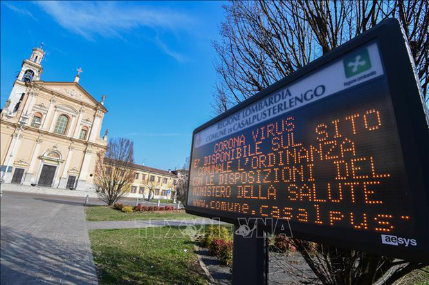Bảng thông tin cảnh báo về virus corona chủng mới tại làng Casalpusterlengo, phía đông nam Milan, Italy, ngày 22/2/2020. Ảnh: AFP/TTXVN