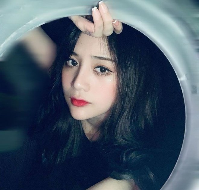 Tạo dáng cũng rất gì và này nọ. Nhìn như đang đi vào xuyên không