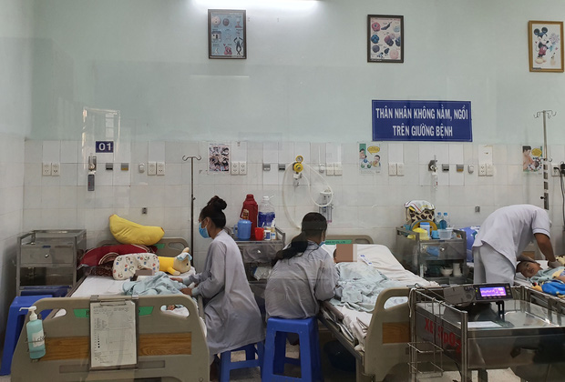 Bé trai đã dần cải thiện được sức khỏe, 2 chân có lại cảm giác sau khi bị liệt hoàn toàn.