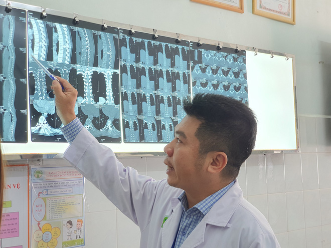 Bác sĩ Vinh phân tích trình trạng bệnh của bé trai sau khi được phẫu thuật, điều trị tại BV.