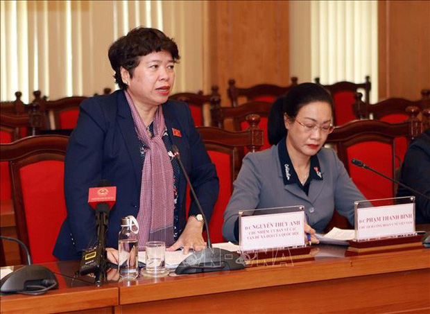 Ngay sau buổi làm việc, đoàn công tác do bà Nguyễn Thúy Anh làm trưởng đoàn đã đến thăm, kiểm tra và động viên các cán bộ, y bác sĩ đang thực hiện nhiệm vụ tại một số địa phương trên địa bàn huyện Bình Xuyên