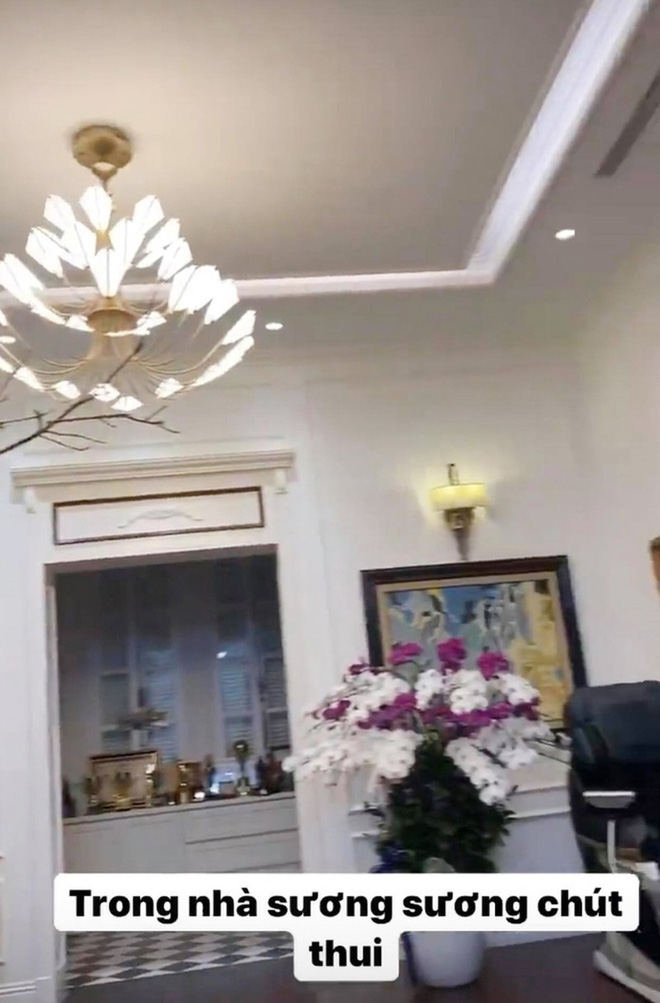 Toàn bộ căn biệt thự được sơn trắng. Nội thất phía trong được thiết kế theo phong cách trẻ trung, hiện đại, sang trọng.