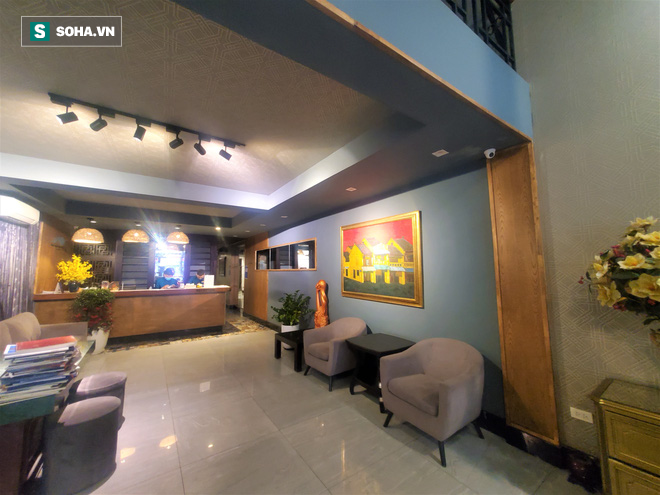 Theo bà Phạm Thị Hằng - chủ chuỗi khách sạn nói trên, lượng khách sụt giảm nghiêm trọng trong đợt dịch Covid-19, khiến cho toàn bộ 9 khách sạn Hanoi Emerald Waters Hotel ngưng trệ nhiều hoạt động đón khách. Thậm chí, bà đã phải đóng cửa 4 địa điểm và cắt giảm 50% nhân sự.